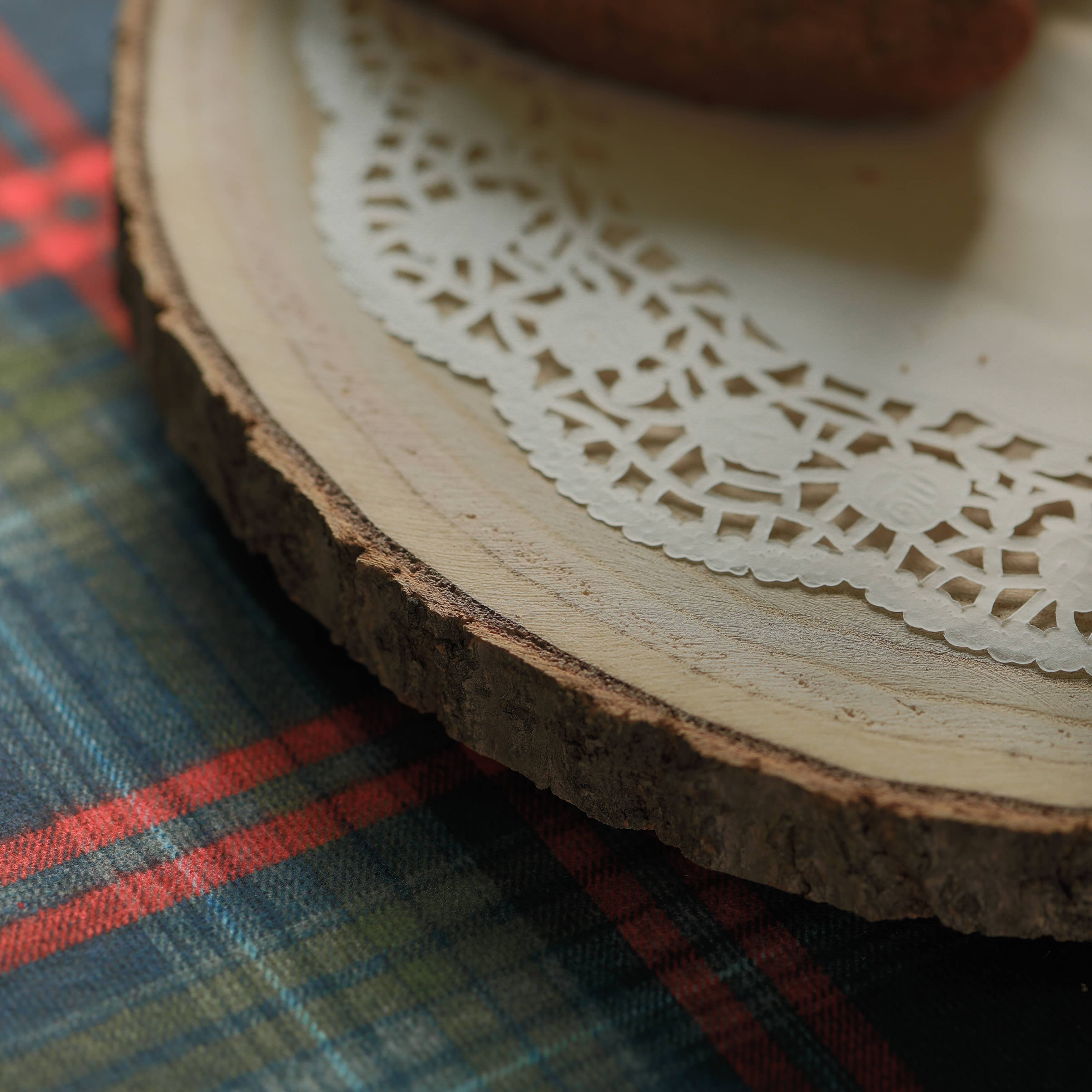 Quickway Imports – Bandeja de servir por atacado – Bandeja de servidor de casca de árvore de madeira de duas camadas com apelo rústico4