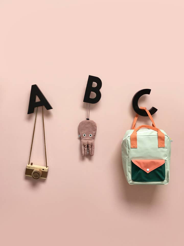 Ganchos de Parede Alphabet Sopa — ABC (Preto) por atacado de Rock & Pebble