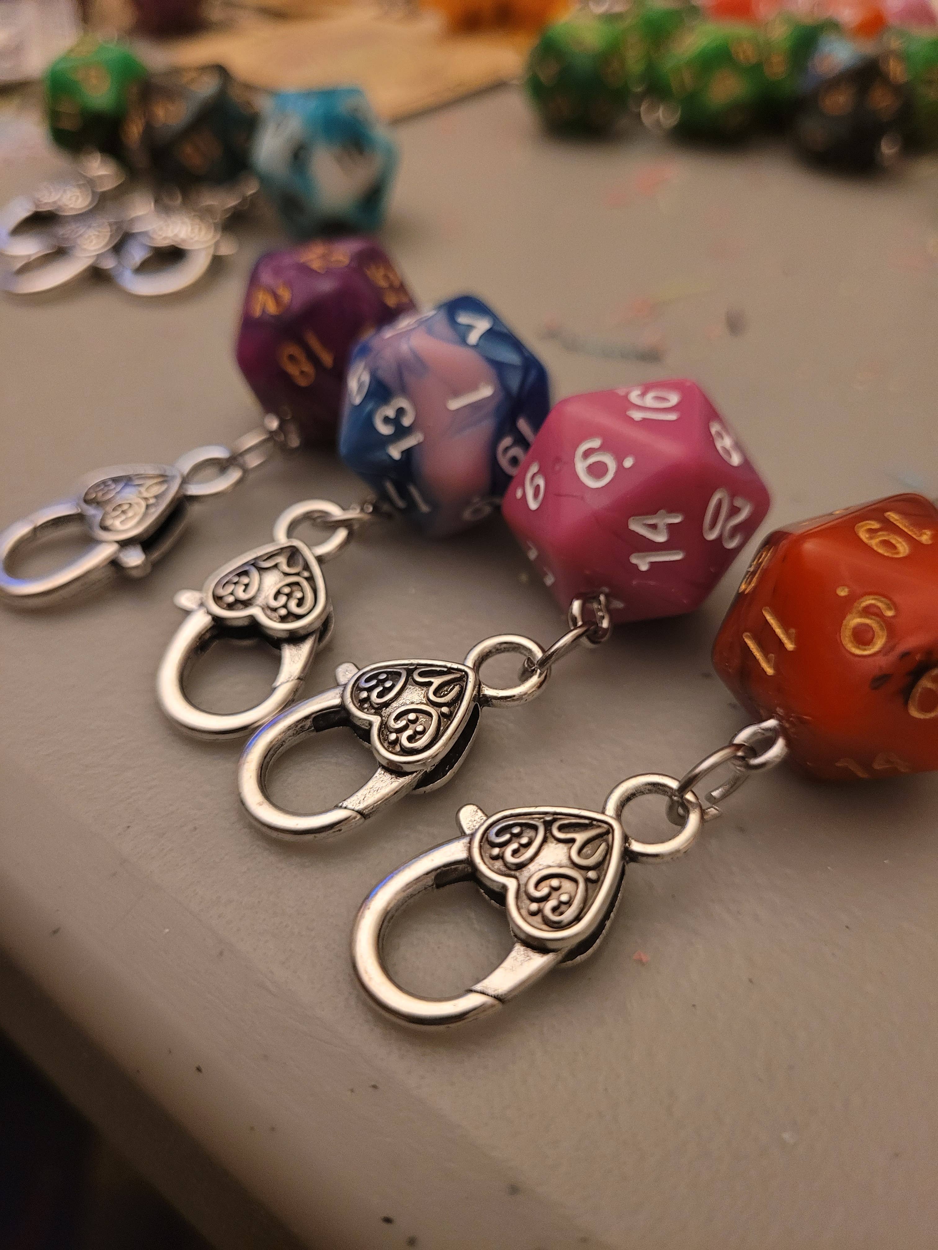 Con-Quest Crafts - Vente Porte-clés – unisexe - Porte-clés D20 en forme de dé TRPG avec mousqueton – Accessoires pour sacs et badges8