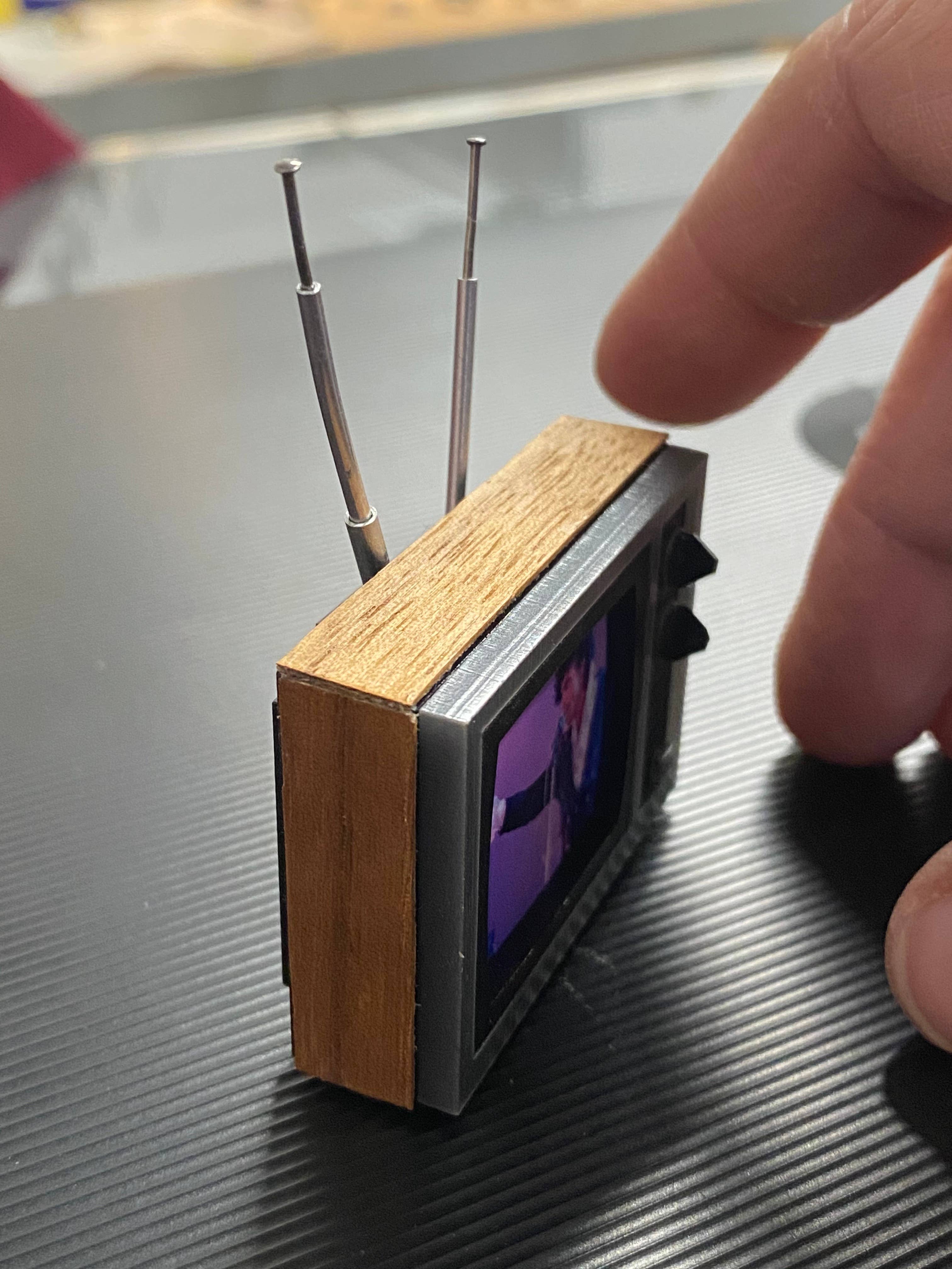 Itty Bitty Mini Mart – Großhandel Tischdeko – Miniaturfernseher im Maßstab 1:123