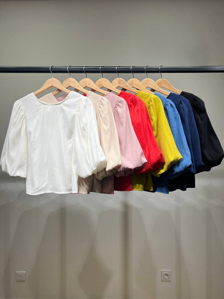 Bluse med pufærmer og bindebånd i ryggen i viskosepolyester for engroshandel hos L'Emotion