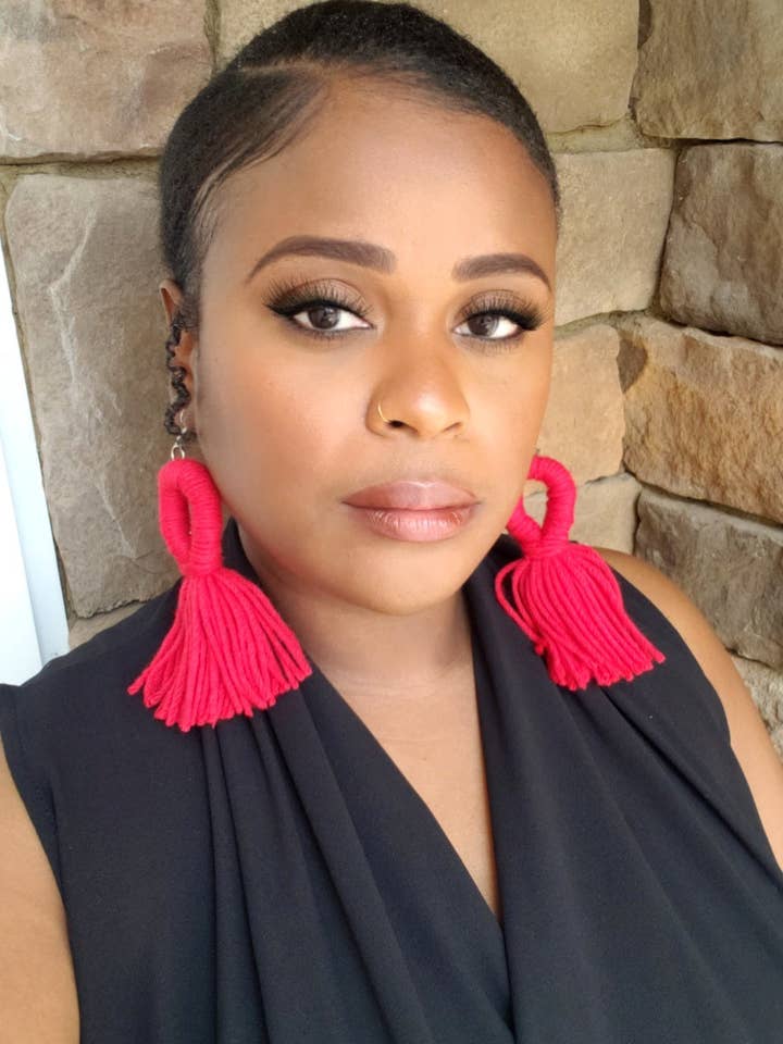 Boucles d'oreilles à pompons en fil rouge en boucle pour la vente par Styled By Jasmine Boutique