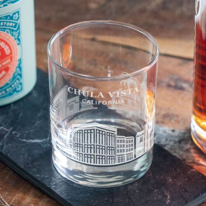 Lunettes gravées Chula Vista, California City Skyline pour la vente par Benoit's Design Co.