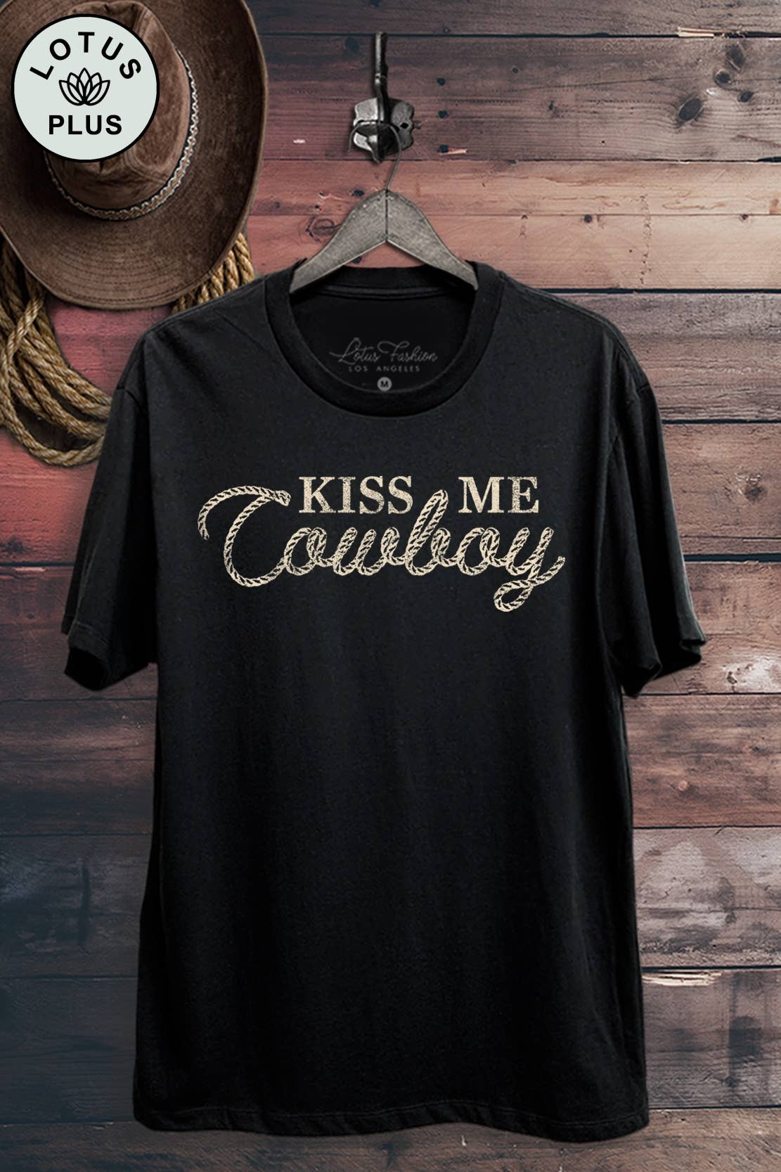 Lotus Fashion Collection – wholesale T-shirt med logga - Dam – Kyss Mig Cowboy Grafisk Topp1