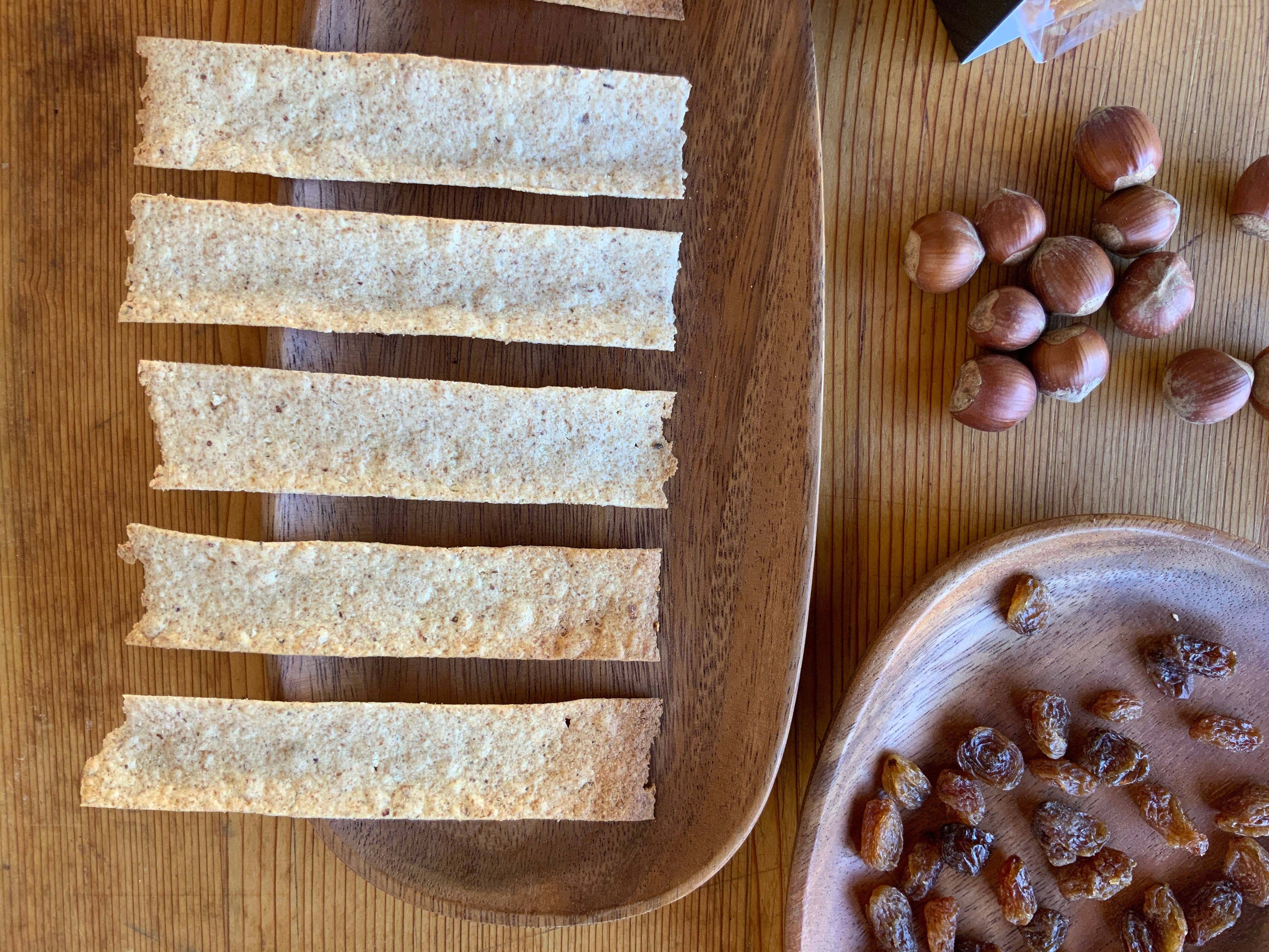 Alchimie di Circe - Wholesale Crackers - Witch Tongue Protein Snacks - Rye, Hazelnuts, Raisins4