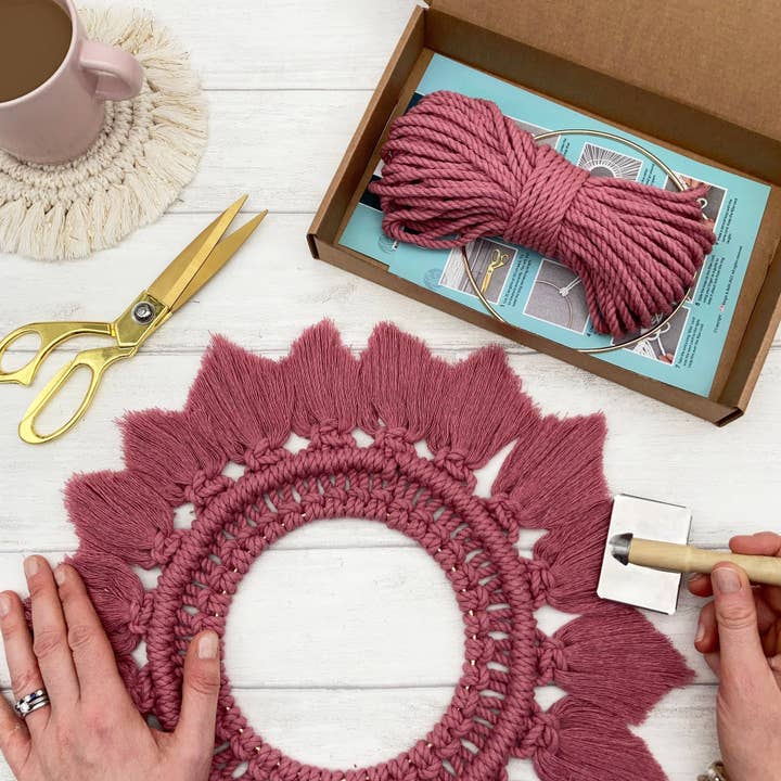 Bergin & Bath – wholesale DIY craft kit – Macrame Kit - Mandala - Berry Pink. Craft kit for adults