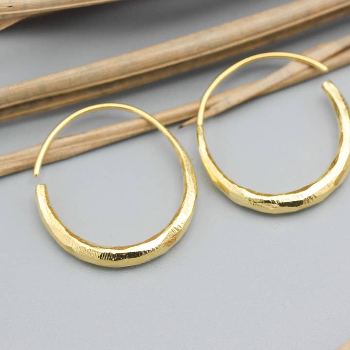 Hammerschlag-Textur 18k Gold Creolen mit Anhänger für den Großhandel von Metal Studio Jewelry