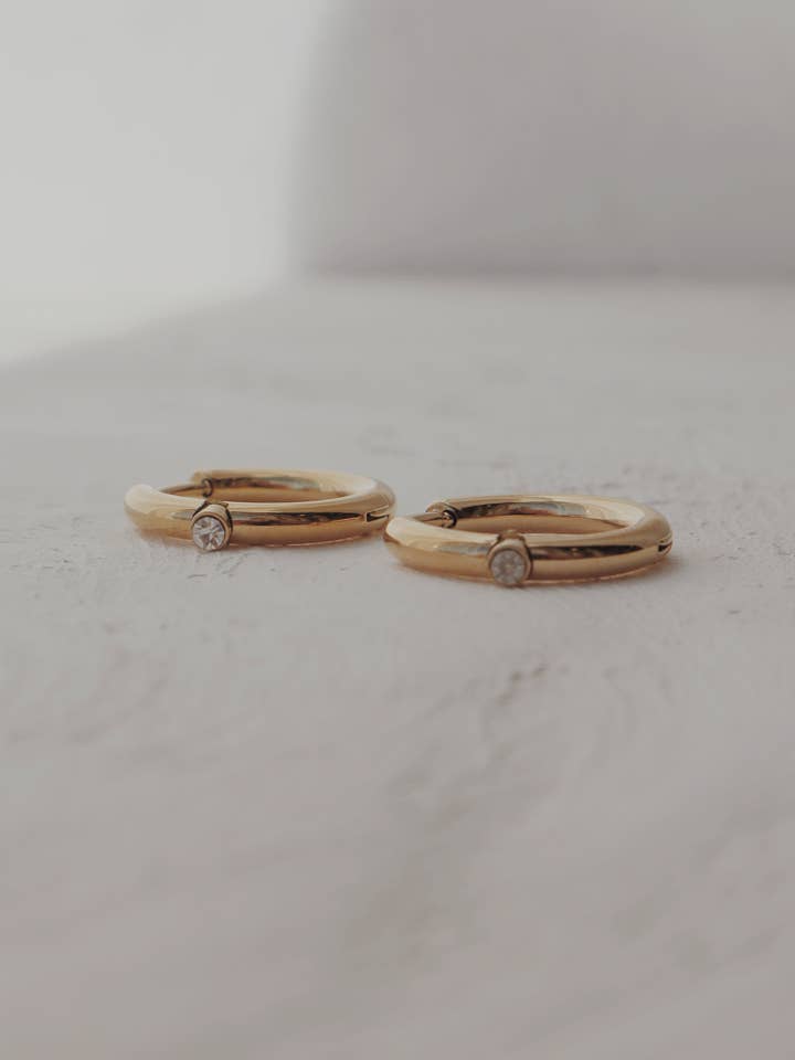 Orecchini a cerchio con punti di diamante Mae per la vendita all'ingrosso da parte di Olive Branch Jewelry & Co.