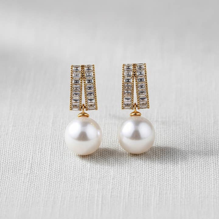 Boucles d'oreilles élégantes en perles et zirconia pour la vente par camilla dovey