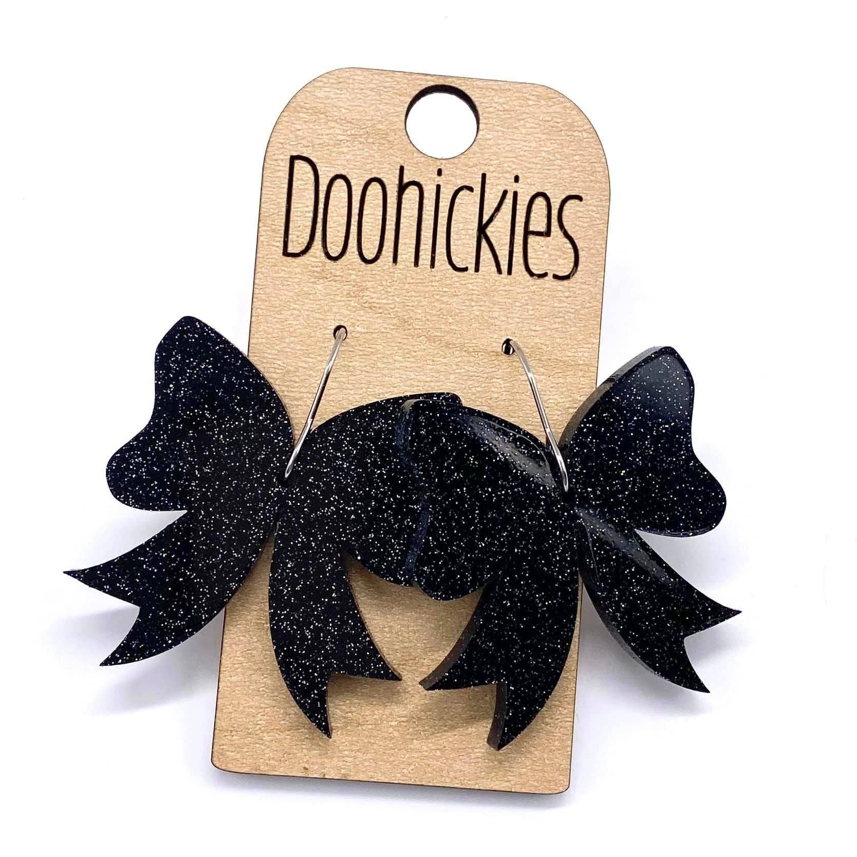 Doohickies - Vente Boucles d'oreilles pendantes - Boucles d'oreilles pendantes avec nœud à paillettes de 1,5" - Boucles d'oreilles personnalisées esprit d'école - 9 options de couleur2