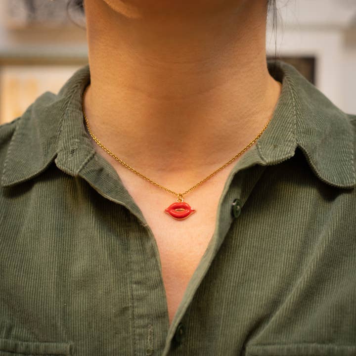 Collier Lèvres d'Artiste Red Hot Kiss en acier inoxydable plaqué or pour la vente par Maral Kunst