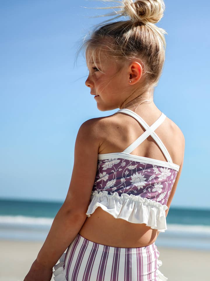 Ensemble tankini (fleurs lilas) pour la vente par Indie Blue