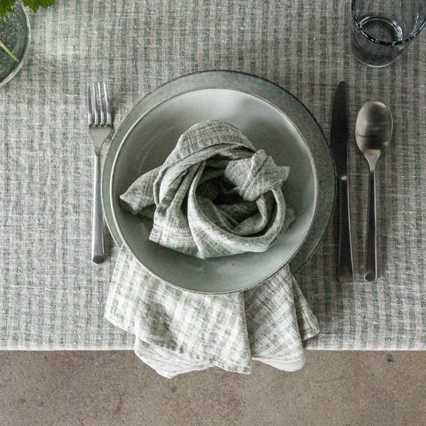 LinenMe - Wholesale Tablecloth - Linen Tablecloth Forest Green Natural Brittany5