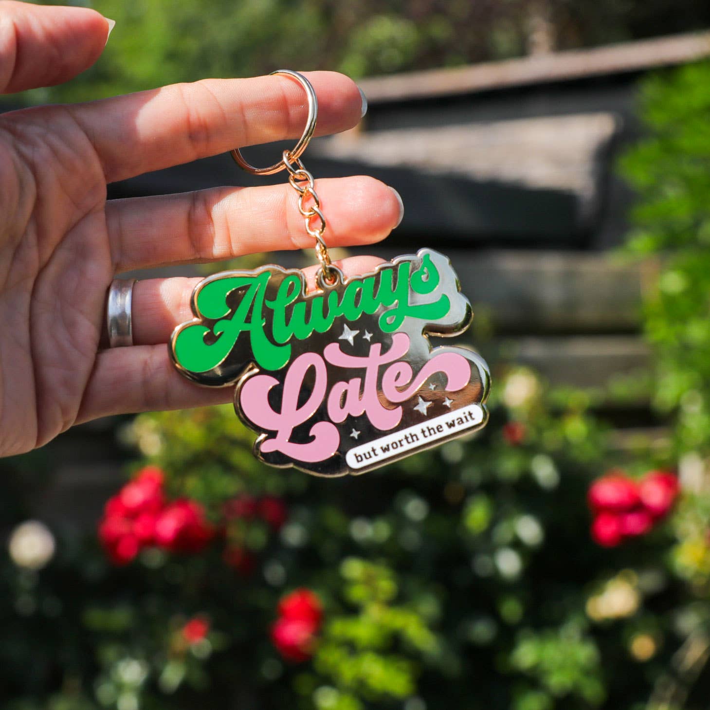 Studio Inktvis - Wholesale Sleutelhanger - Uniseks - Sleutelhanger Always Late maar de moeite waard om op te wachten1