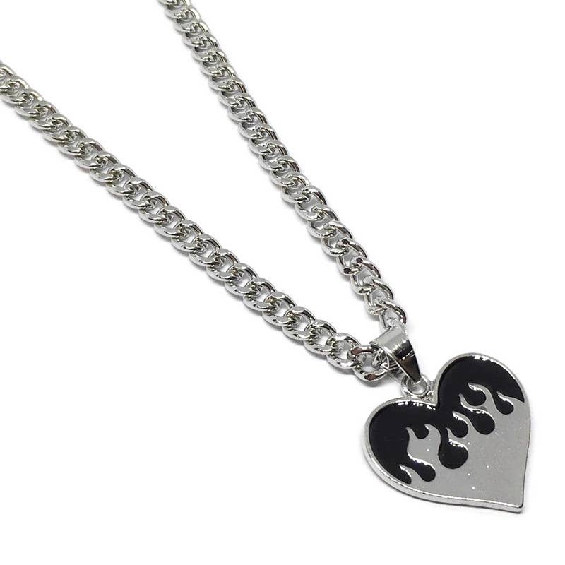 Gifts From The Crypt – wholesale Hänge-/berlockhalsband – Halsband med flammande hjärta | Svart eld kubansk punk goth2