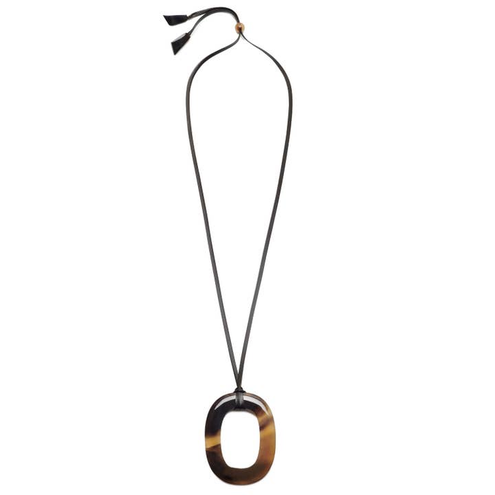 Ciondolo in corno ovale grande marrone naturale e corda per la vendita all'ingrosso da parte di BRANCH JEWELLERY