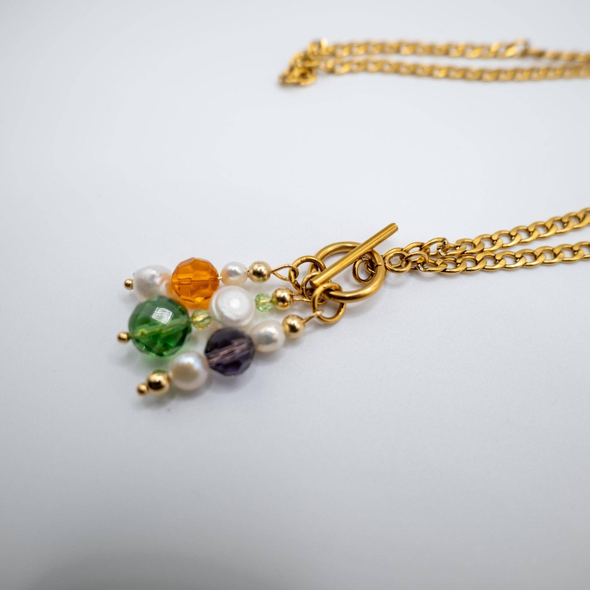 OE! – wholesale Pärlband/Pärlhalsband – LAPILLI - Kedjehalsband med berlocker i pärlor och kristaller1