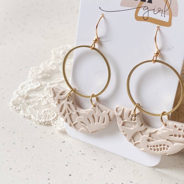 Agaveh girl - Vendita all'ingrosso Orecchini pendenti - Orecchini pendenti in argilla polimerica color sabbia Wynne5