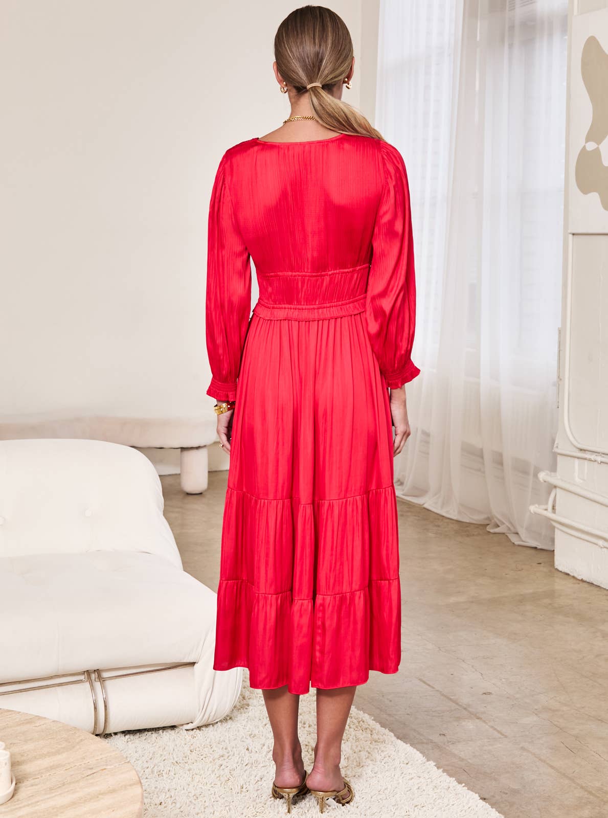 Vermelho Vestido Midi com Decote em V, Pregas e Camadas para venda a revendedores na Faire2