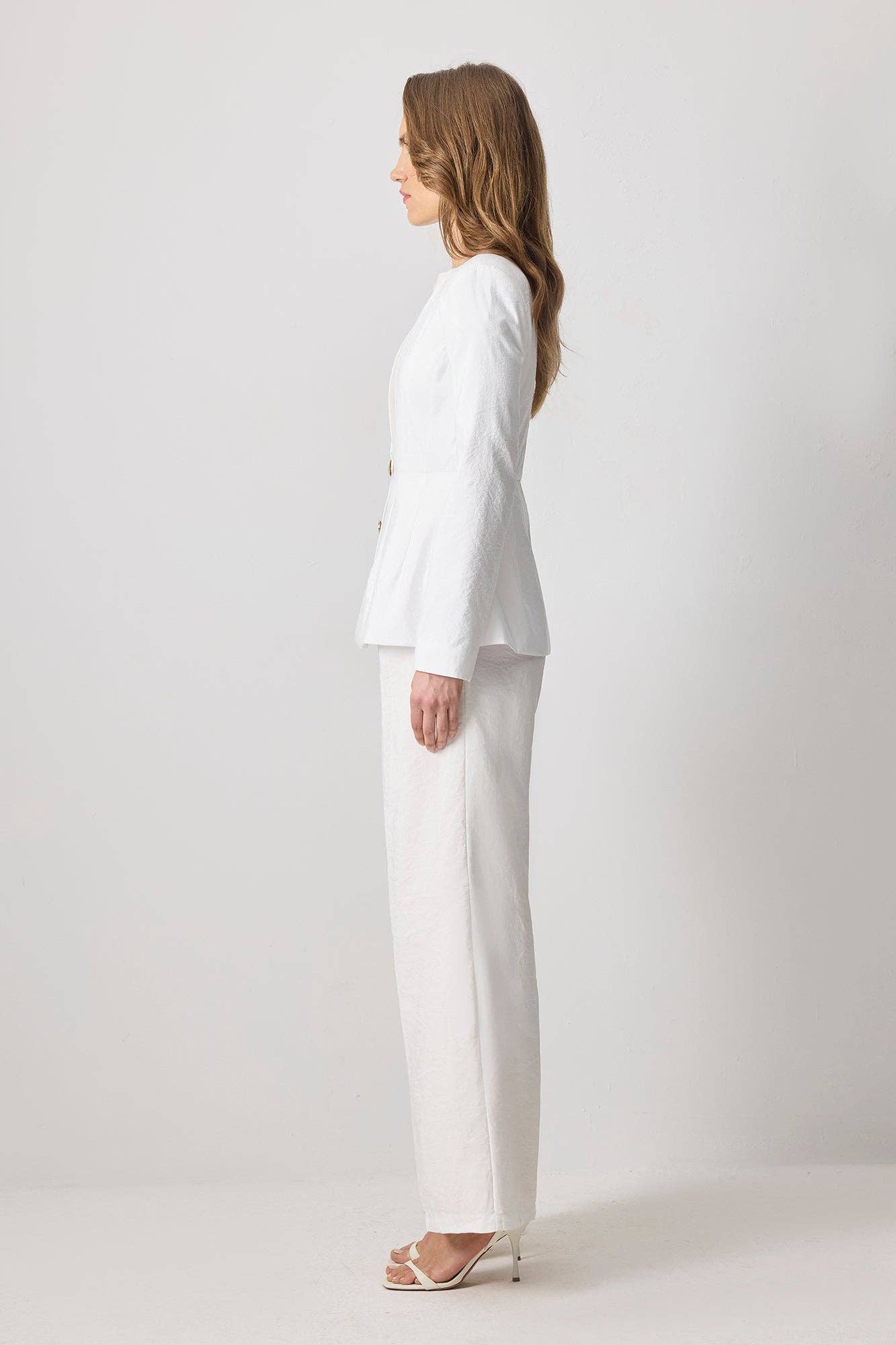 Hvid FIGURSYET BLAZER I CUPRO-LOOK MED DETALJER I GULDKNAPPER for engroshandel på Faire3