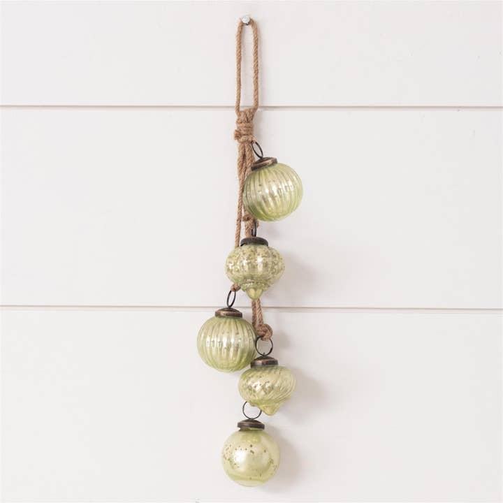 Hangende cluster glazen ornamenten, groen (Pk/04) voor wholesale door Audrey's Home & Gift