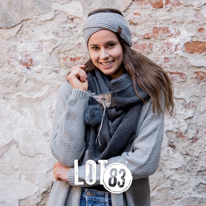 Gebreide driehoekige sjaal Jo Dark Grey voor wholesale door LOT83