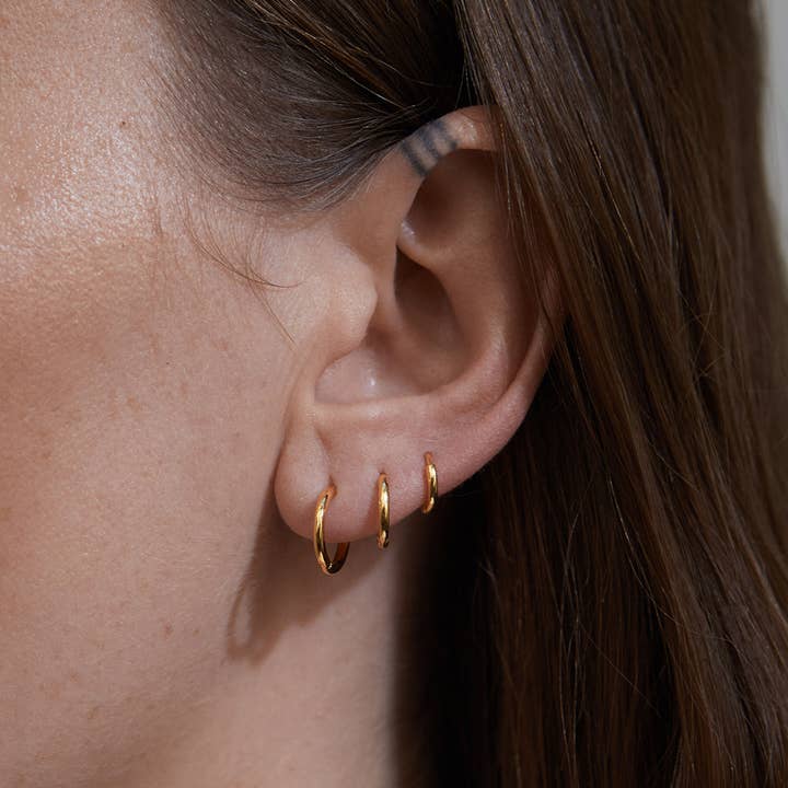 Mini créoles Huggie dorées pour la vente par Rachel Entwistle Jewellery