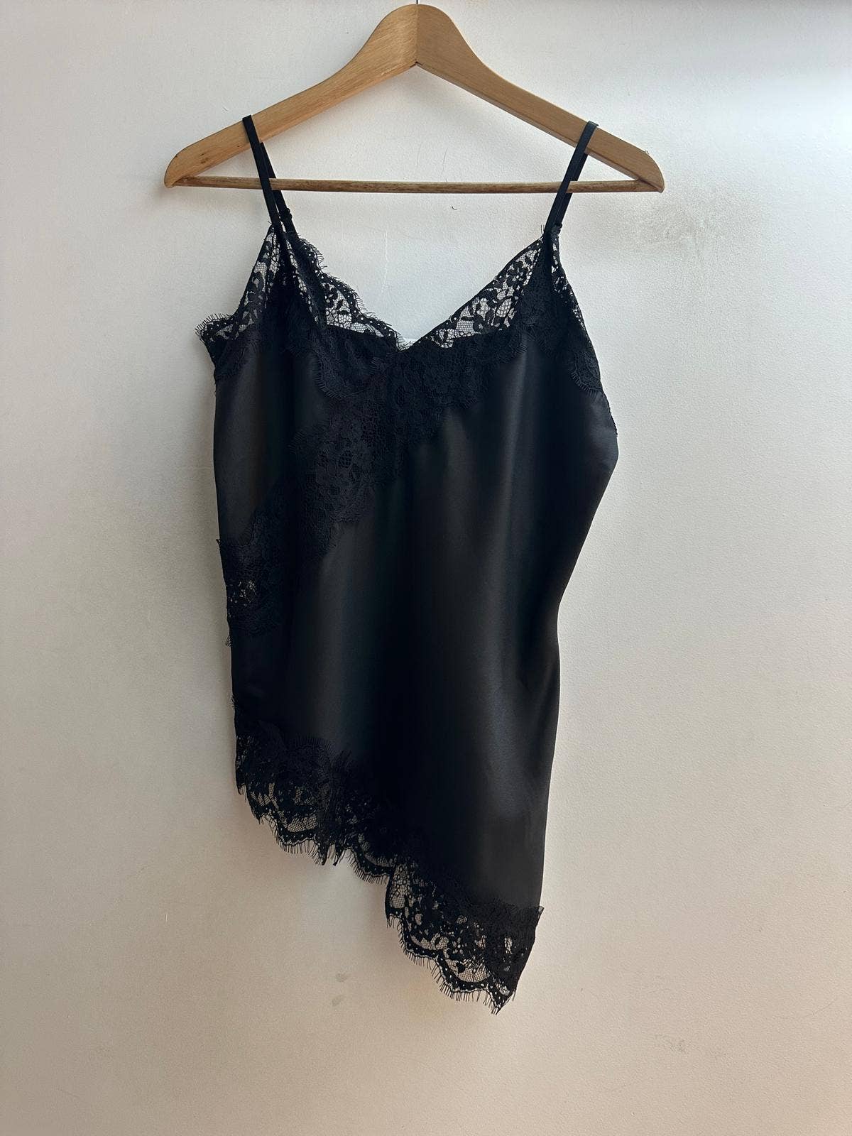 LORIANE - Vente Haut d'intérieur – femme - 11220 Haut à bretelle asymétrique en satin 5