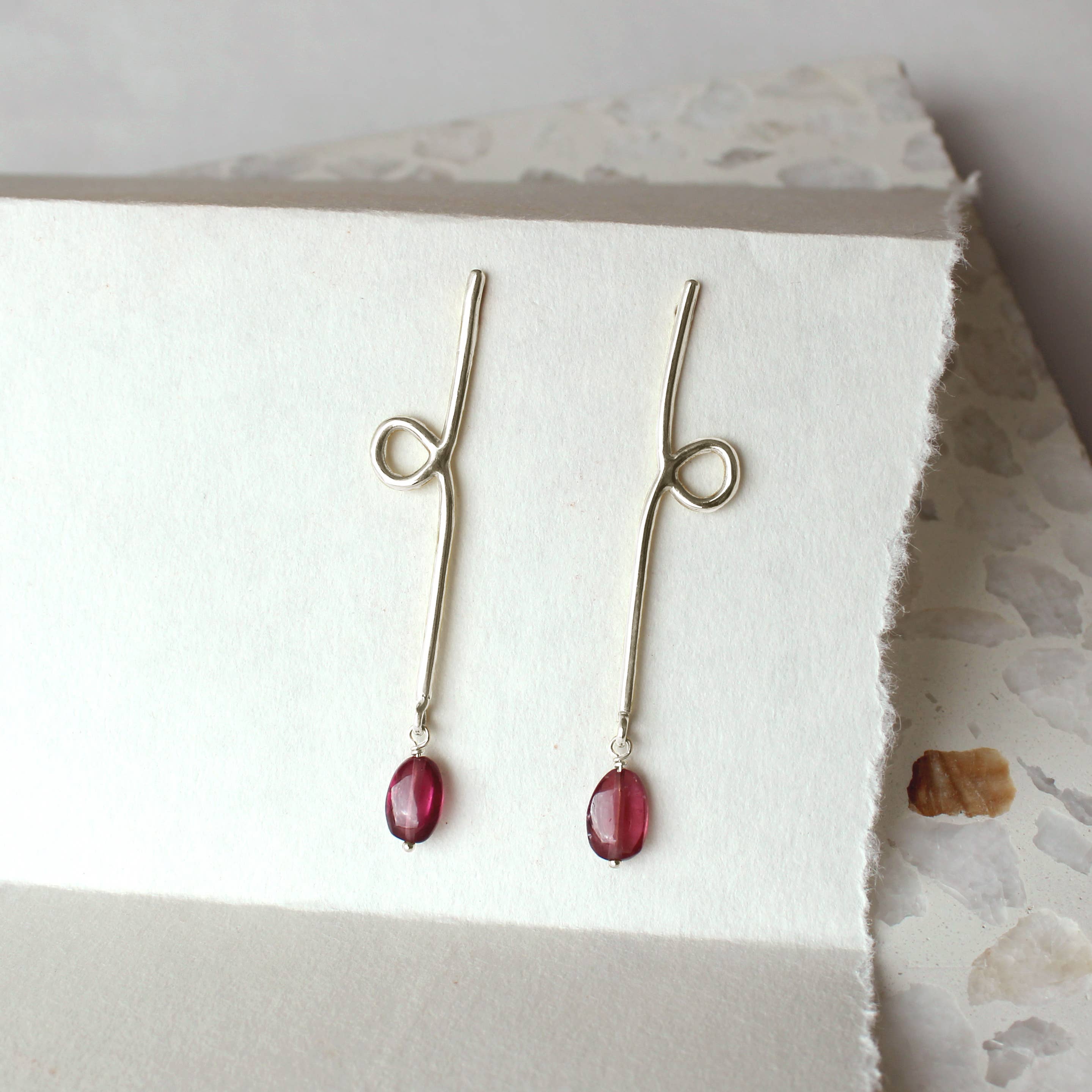 Goldeluxe Jewelry - Vente Boucles d'oreilles pendantes - Boucles d'oreilles longues réfléchissantes avec grenat rhodolite1