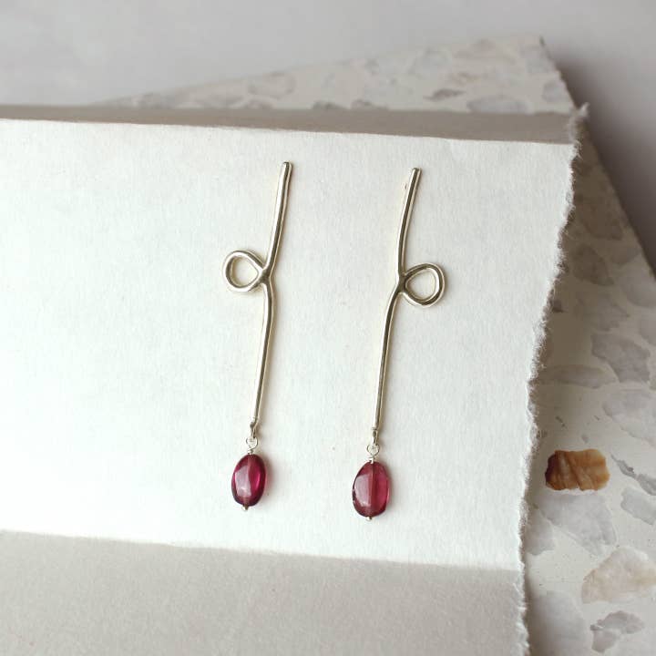Goldeluxe Jewelry - Vente Boucles d'oreilles pendantes - Boucles d'oreilles longues réfléchissantes avec grenat rhodolite1
