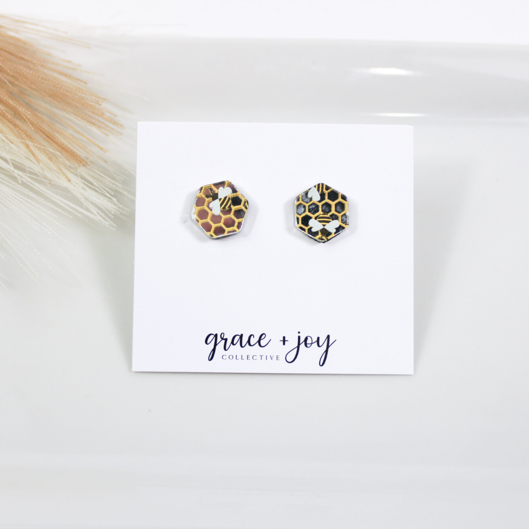 Grace + Joy Collective – Großhandel Ohrstecker – Waben-Bienen-Stecker, Acryl-Ohrringe1
