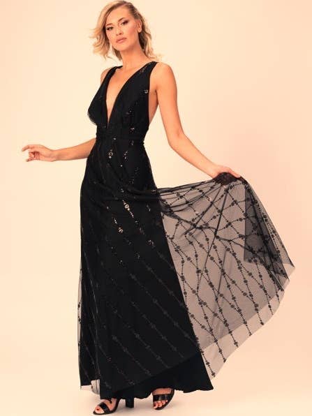 Christine Bi kjole i tyl med palietter, bred V-hals og lang nederdel med vidde for engroshandel hos Christine Bi