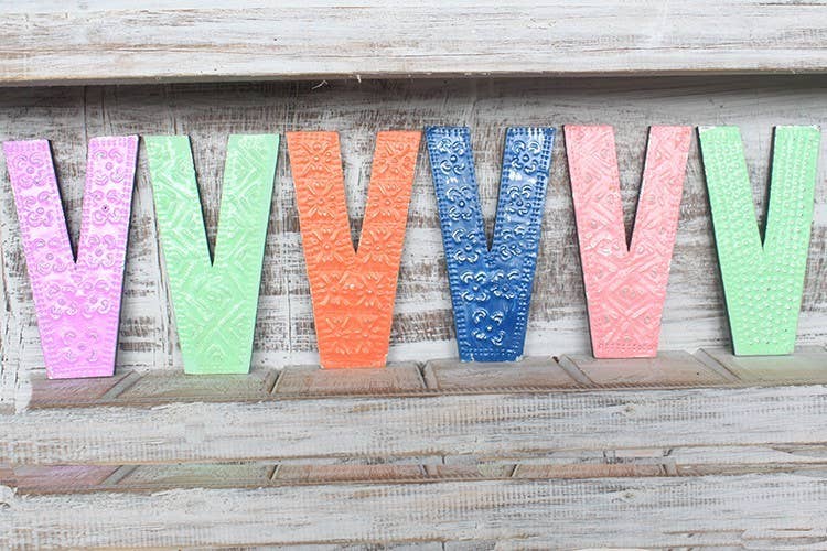 AWGifts Europe - Wholesale Decorative Tabletop Object - Letter "V" - Assorted Colours - 15cm0