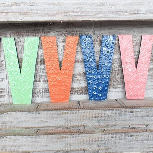 AWGifts Europe - Wholesale Decorative Tabletop Object - Letter "V" - Assorted Colours - 15cm