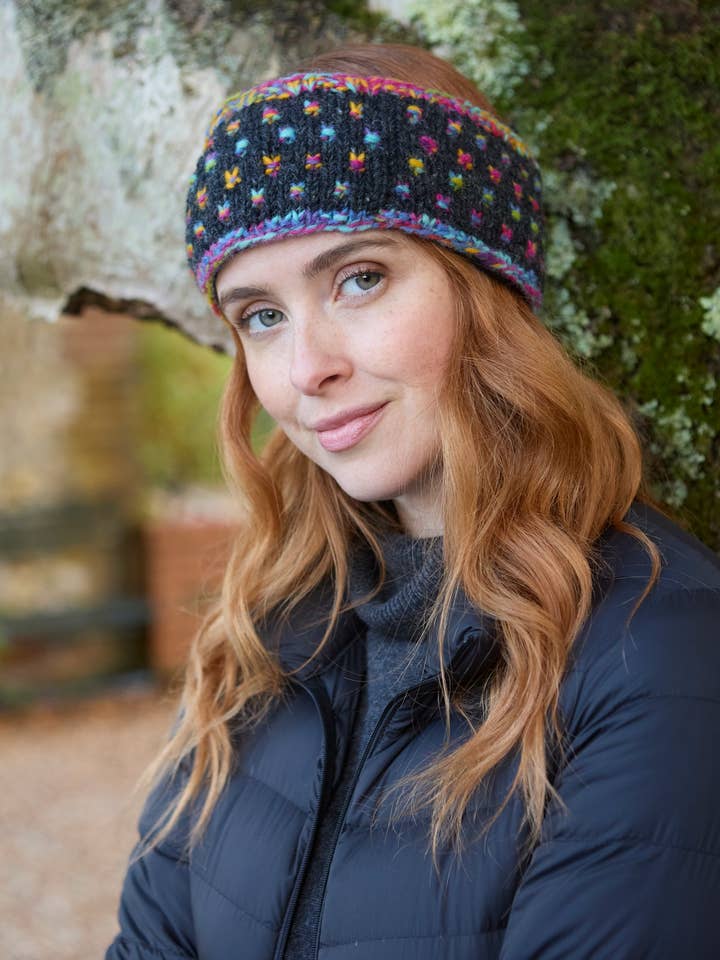 Scaldacapi in lana lavorata a maglia tinto a mosaico nero per la vendita all'ingrosso da parte di Pachamama Ltd