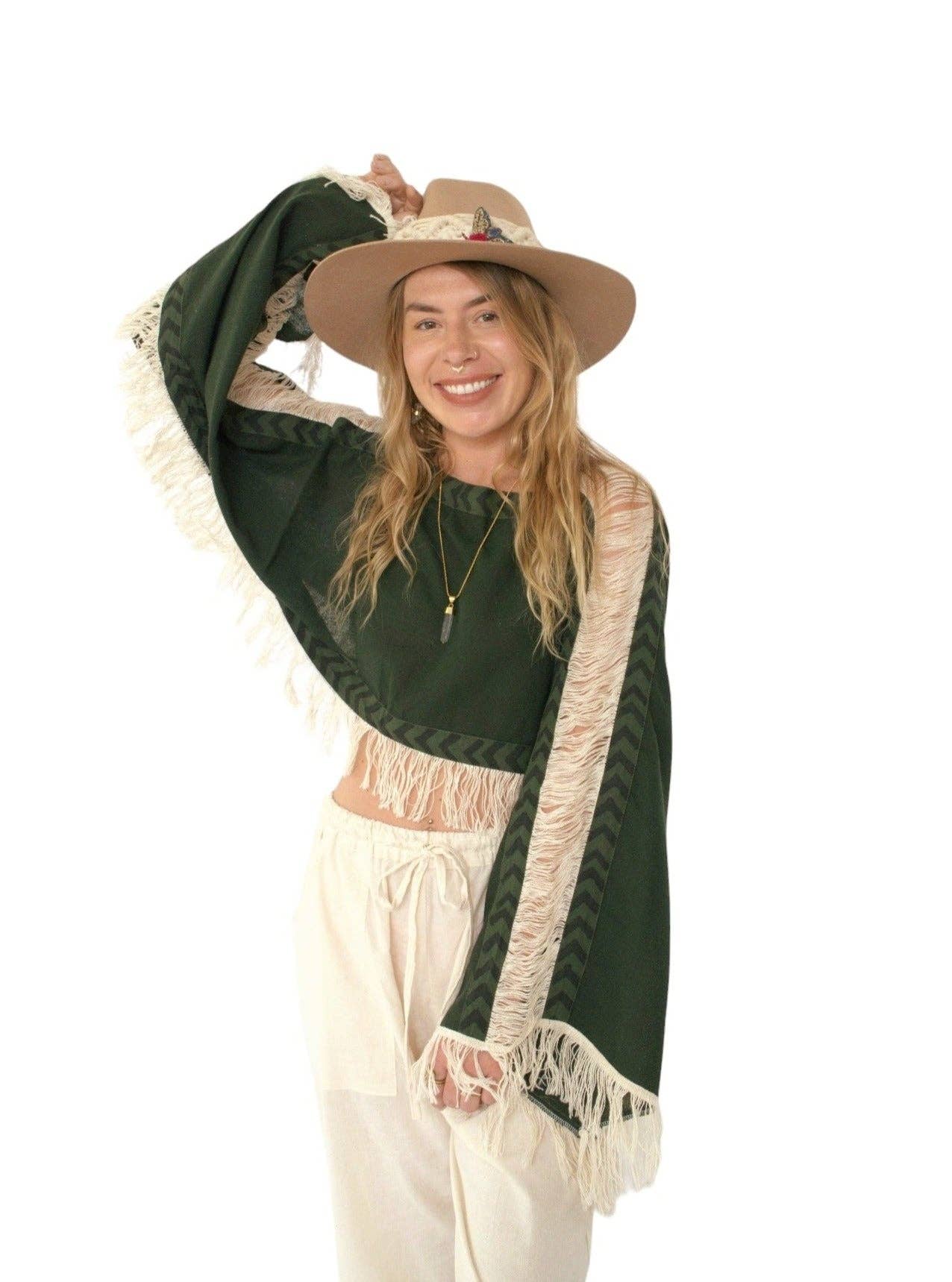 Sacred Ceremony – Großhandel Bluse – Damen – Waldgrünes Langarm-Crop-Top mit Fransen4