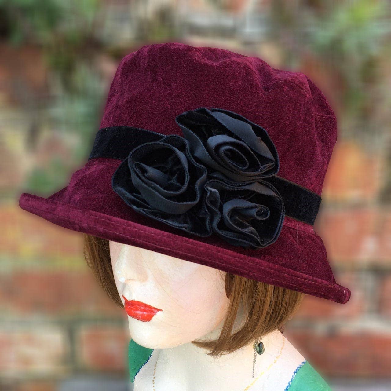 Peak & Brim Hats – Chapéu cloche - Mulher por atacado – Chapéu Cloche Estilo Cloche Vermelho & Preto, Verity7