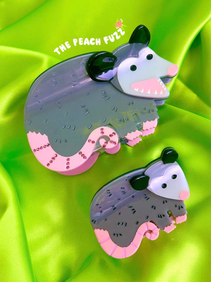 Presilha de Cabelo com Design de Gambá Brilhante por atacado de The Peach Fuzz