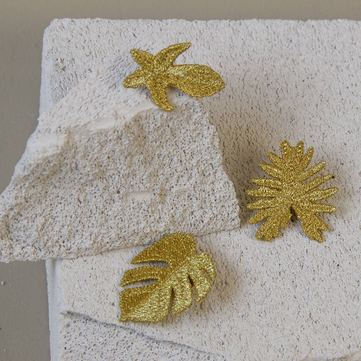 Botanopia - gifts , decor and cards for plant lovers - Venta al por mayor Broches - Broches bordados dorados - 3 hojas tropicales (Aroides)1