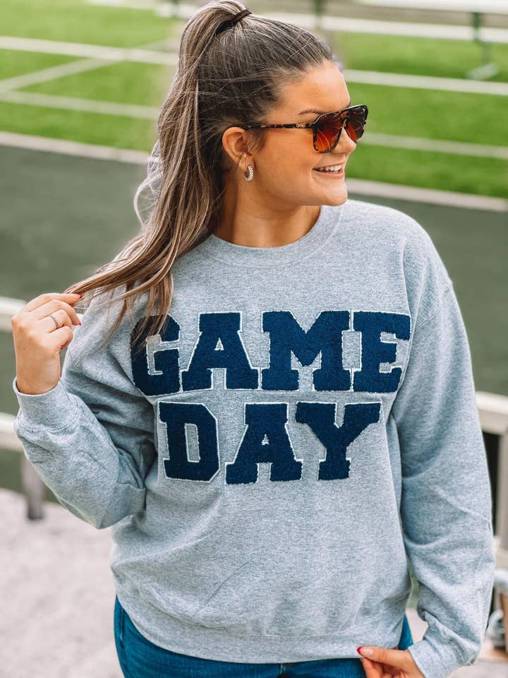Game Day Sweatshirt mit Chenille-Schriftzug, marineblau für den Großhandel von South & Main Boutique