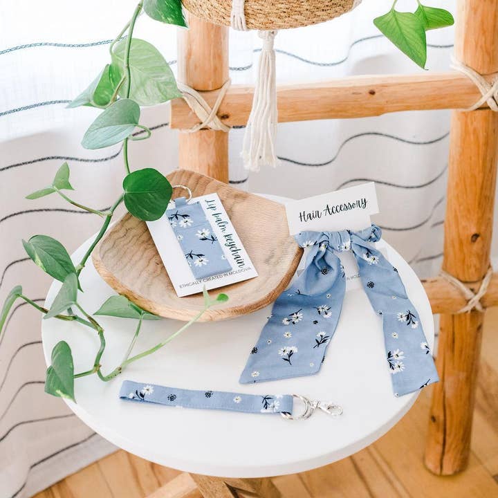 New Creation VA - Vente Porte-clés – femme - Porte-clés Baume à lèvres Blue Daisies1