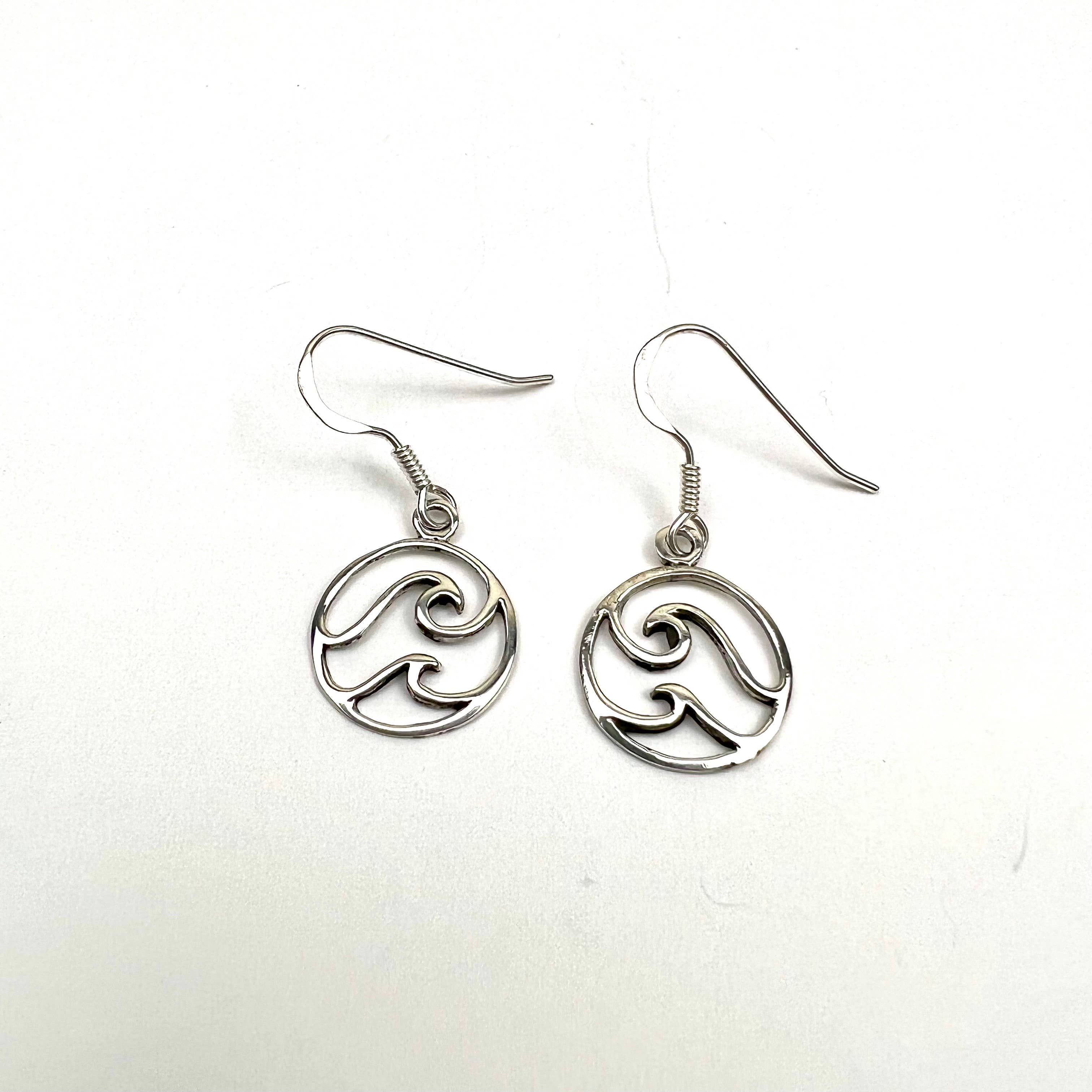 Jackie Gallagher Designs - Handmade Coastal Jewelry – Großhandel Ohrhänger – Runde Doppelwellen-Ohrringe aus Sterlingsilber