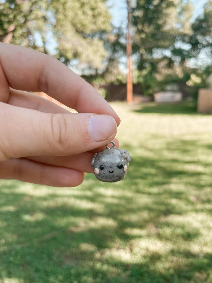 Kawaii måne med kratere ler charme for engroshandel hos MadeByLiberty