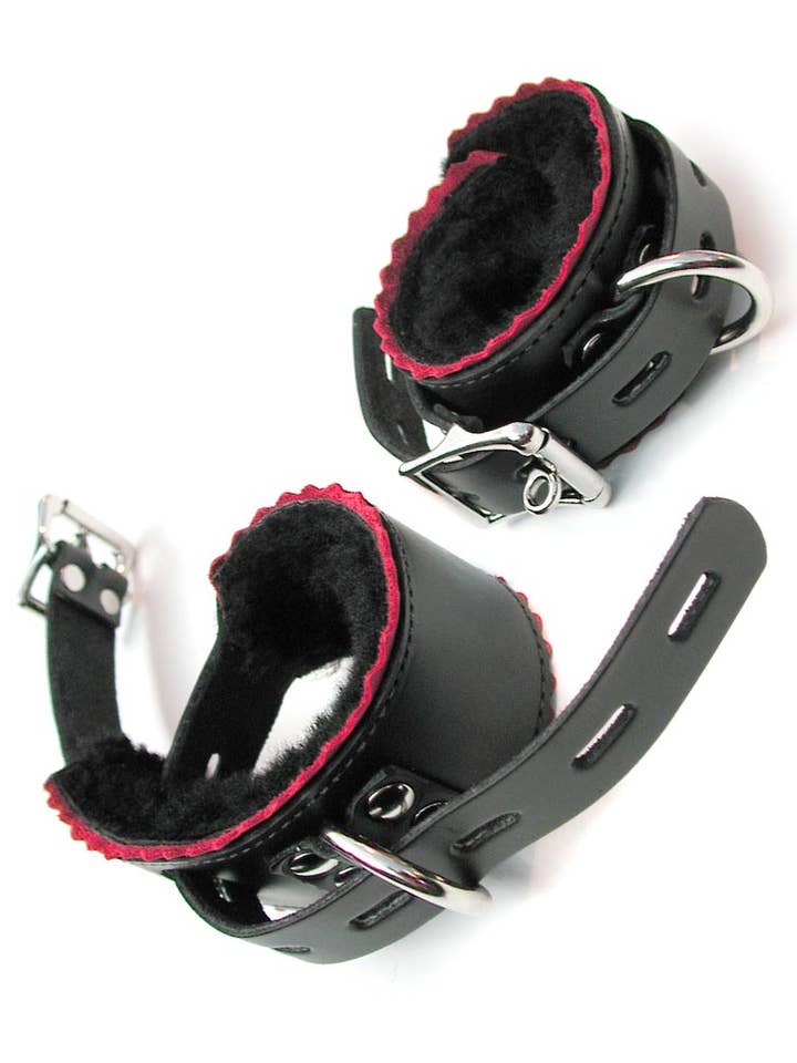 Fleece gevoerde enkelboeien met gespen en geschulpte rand voor wholesale door The Stockroom