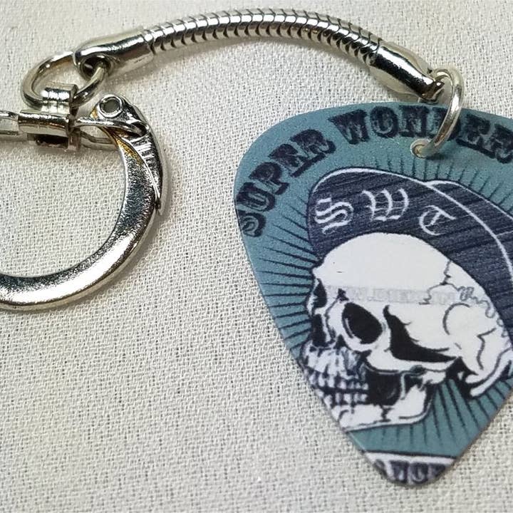 Simply Raevyn – Engroshandel Nøglering - Unisex – SWT skelet med Baseball Cap Guitar Pick nøglering1