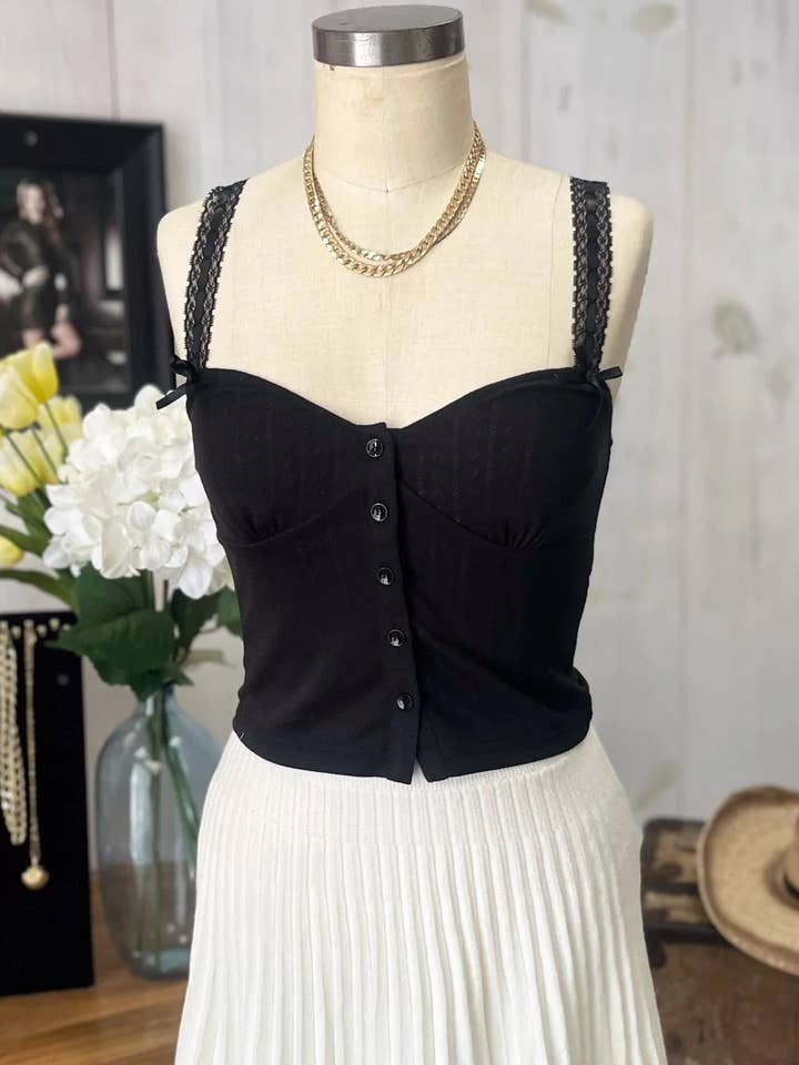 Geripptes Strickoberteil mit Knopfverschluss, Korsett-Bustier, zarter Spitzenbesatz und Schleifendetails. für den Großhandel von Tasha Apparel Wholesale