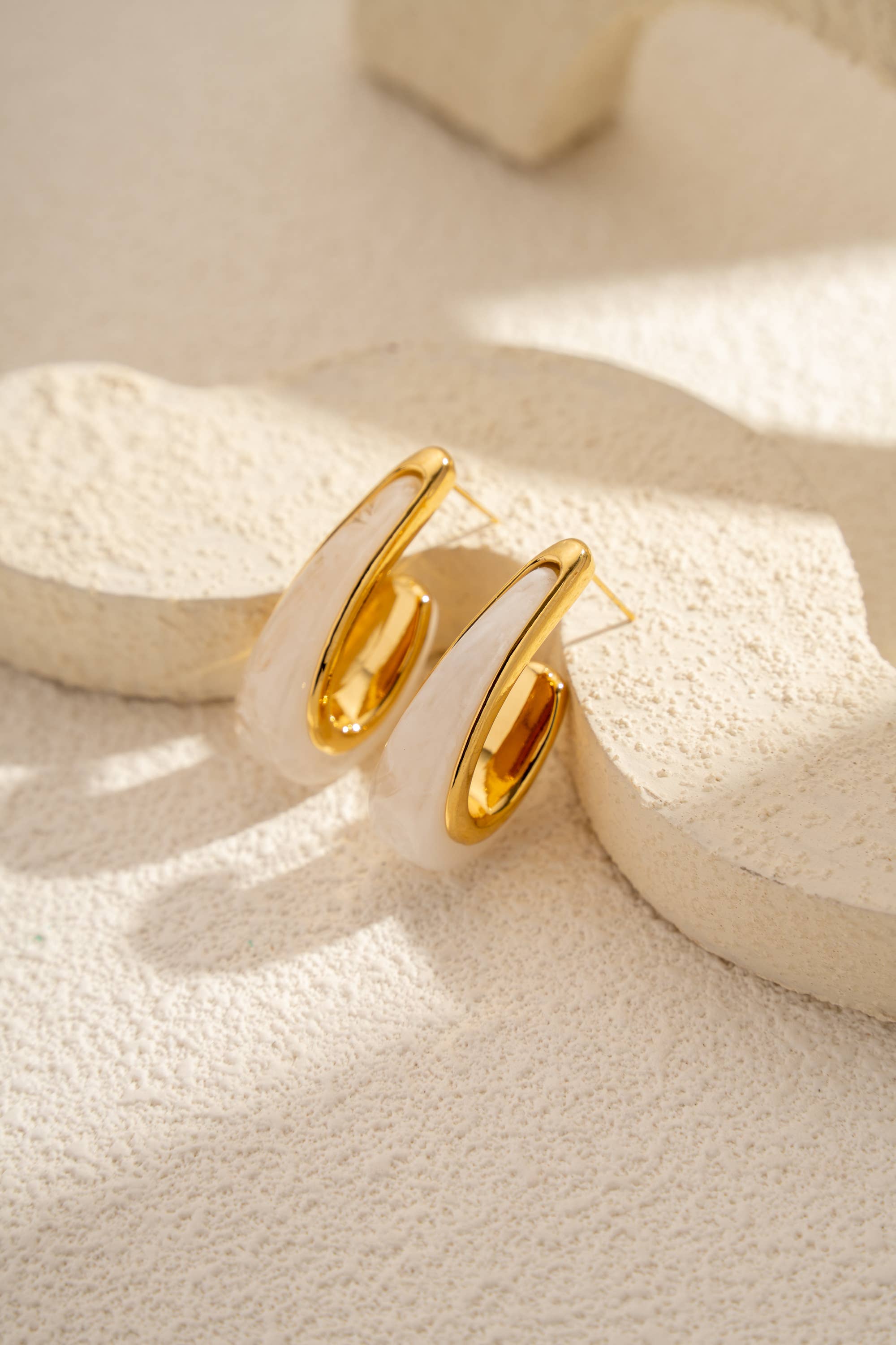 COSMOS – Großhandel Hoops – Elegante zeitgenössische Harz-Creolen aus Edelstahl6