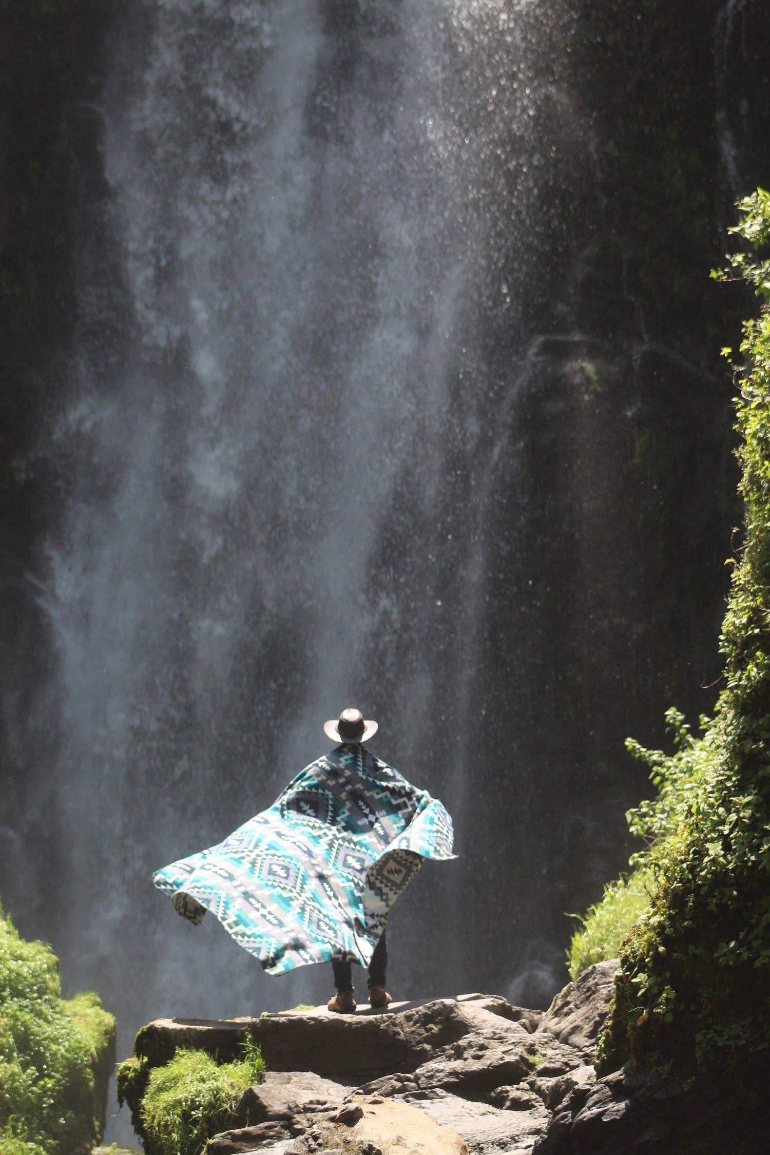 Aqua Agua de Los Andes Alpaca Blend Blanket for wholesale on Faire2