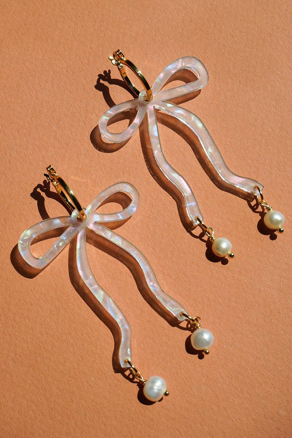 Paulina Otero – Brincos de argola por atacado – Arcos de arco em iridescente branco2