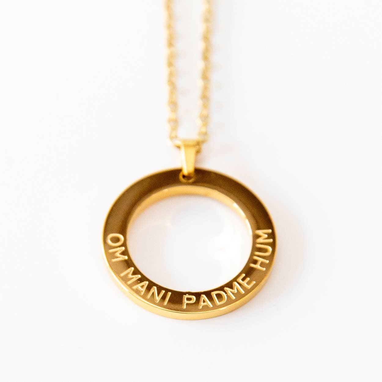 Divasya – Großhandel Kette mit Anhänger/Charm – Halskette mit Anhänger | vergoldet | Mantra: Om Mani Padme Hum2